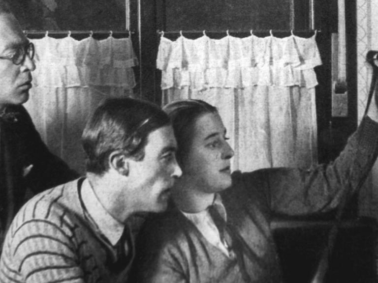 Die Filmpioniere Lotte Reiniger (r) und Walther Ruttmann (M) bei der Betrachtung eines Filmstreifens.
