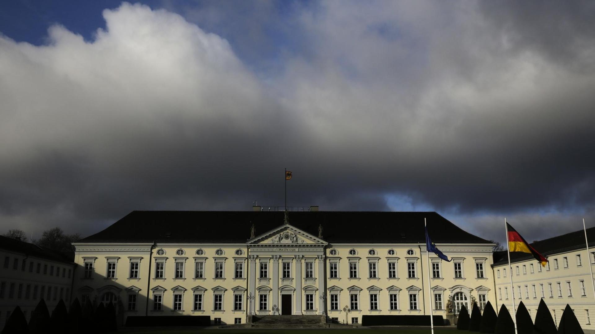 Über Schloss Bellevue hängen am Montagvormittag dunkle Wolken