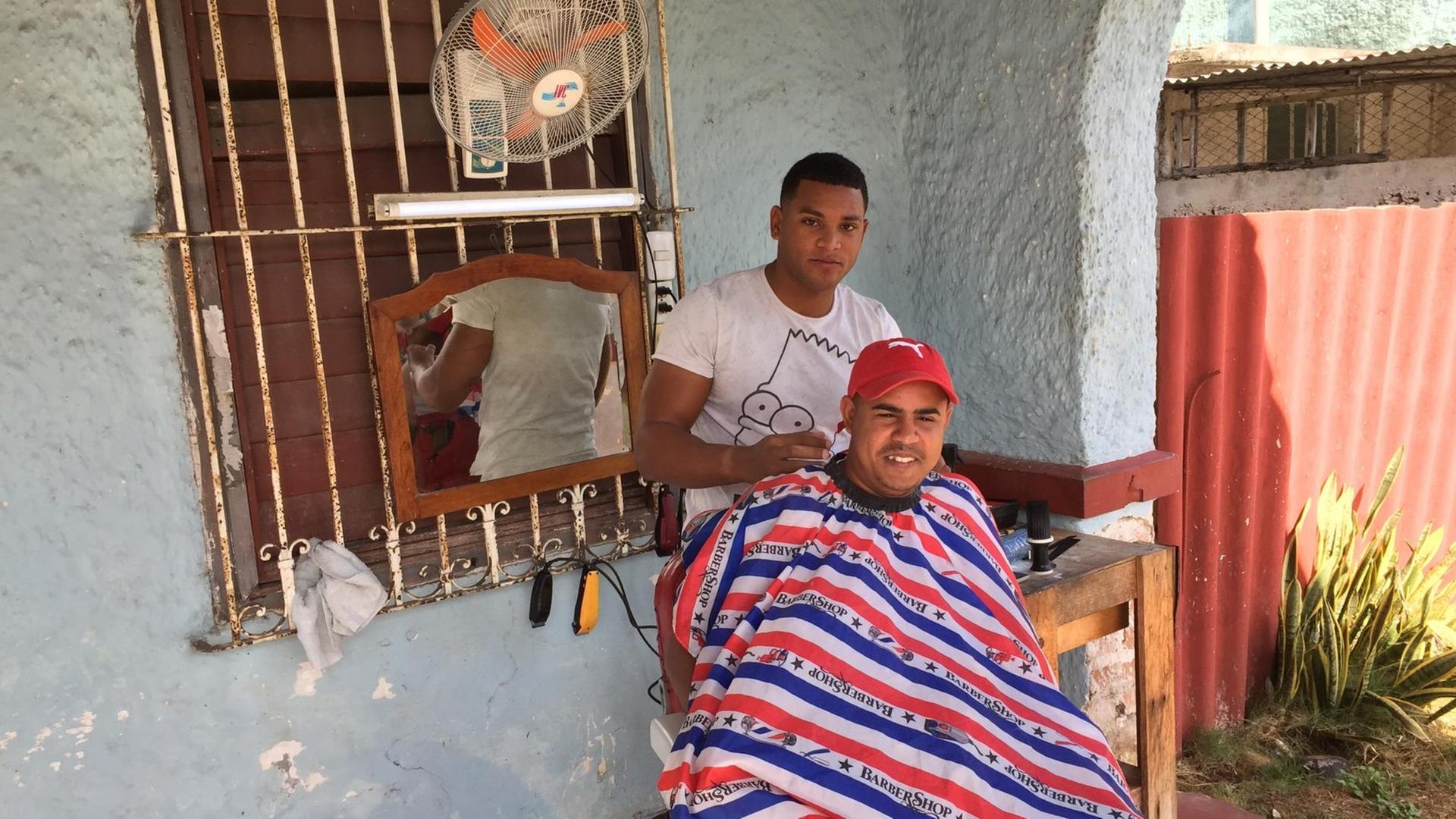 Freiluft-Friseur auf Kuba