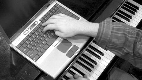 Laptop und Klavier