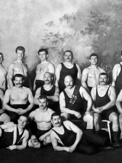 Ein russisches Wrestling-Team posiert um 1900 für ein Gruppenbild.