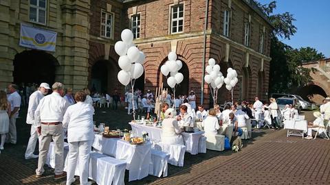 Das White Dinner in Wesel lockte etliche Besucher zum gemeinsamen Picknick.