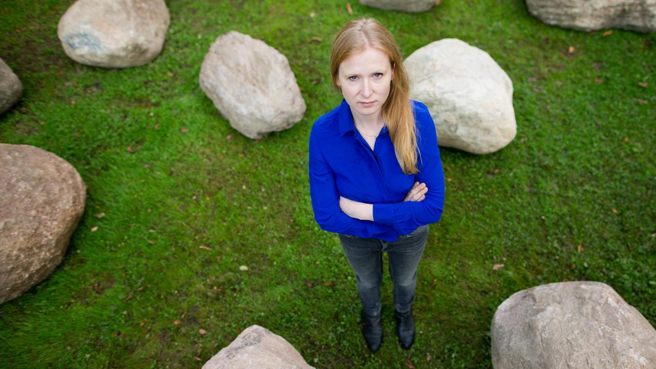 Die Künstlerin Alicja Kwade posiert am 27.9.2013 in ihrer Installation "1417" hinter dem Haus Esters in Krefeld.
