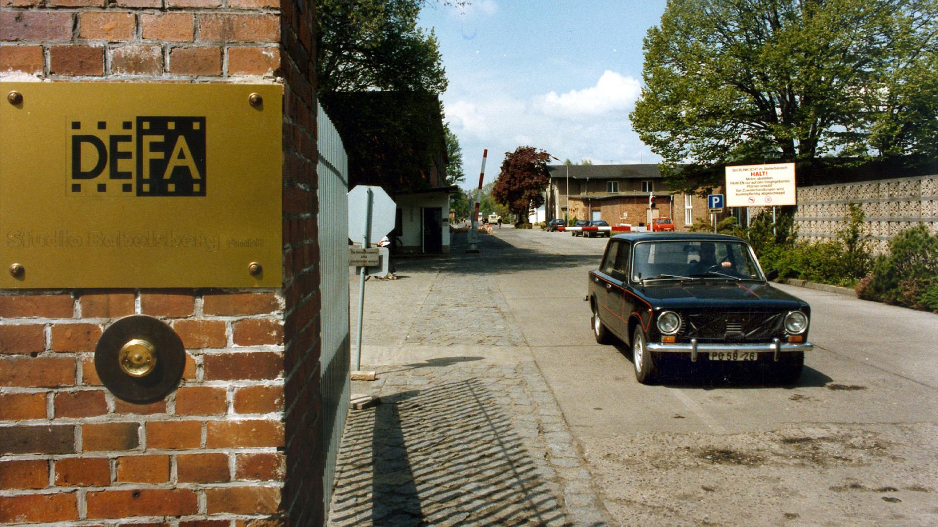 Eine Einfahrt mit einem Schild mit der Aufschrift "DEFA".