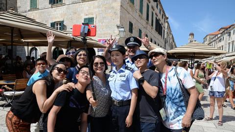 Selfie mit chinesischer Polizistin, die vorrübergehend in Dubrovnik, Kroatien, stationiert ist, 14.8.2019