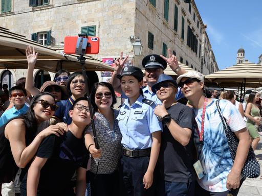 Selfie mit chinesischer Polizistin, die vorrübergehend in Dubrovnik, Kroatien, stationiert ist, 14.8.2019
