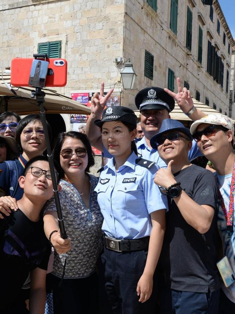 Selfie mit chinesischer Polizistin, die vorrübergehend in Dubrovnik, Kroatien, stationiert ist, 14.8.2019