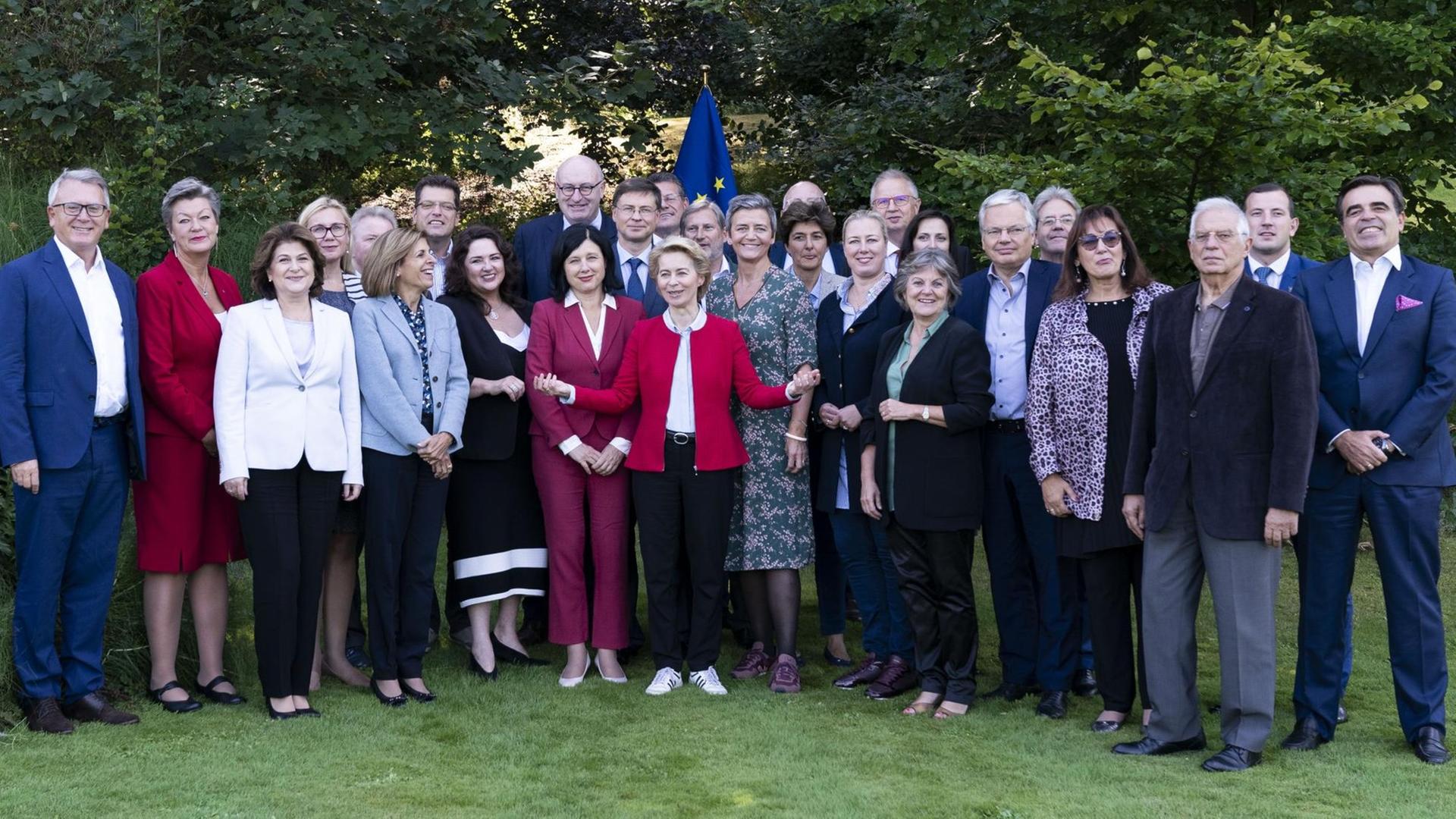 Gruppenbild der neuen EU-Kommisionschefin Ursula von der Leyen mit ihren designierten Kommissarinnen und Kommissaren