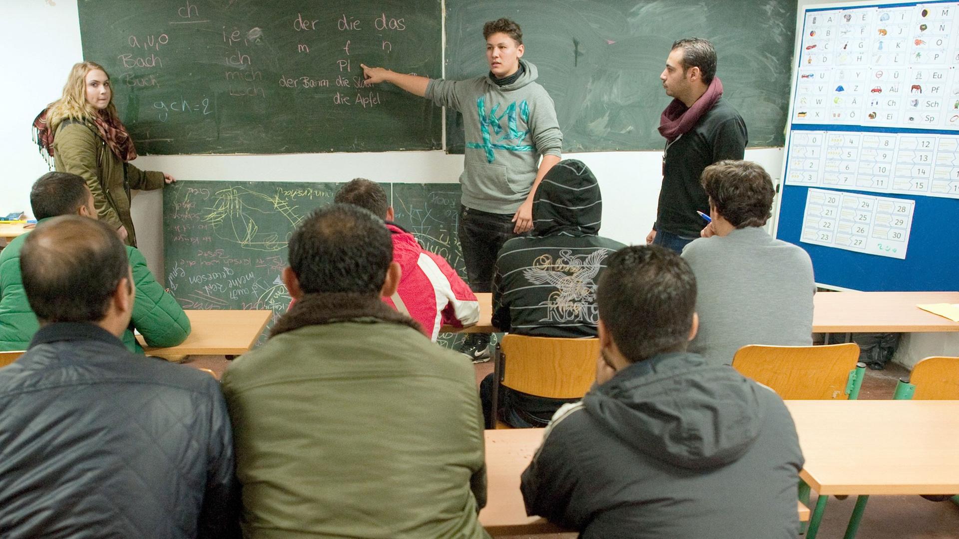 Syrer lernen Deutsch in Eisenhüttenstadt.
