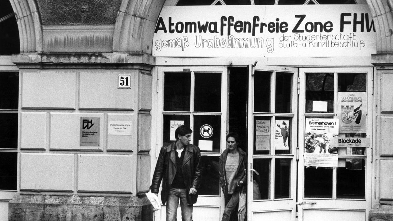 Zur atomwaffenfreien Zone haben die Studenten der Fachhochschule für Wirtschaft in Berlin-Schöneberg ihr Institut im Jahr 1983 erklärt. Ein Plakat weist darauf hin.
