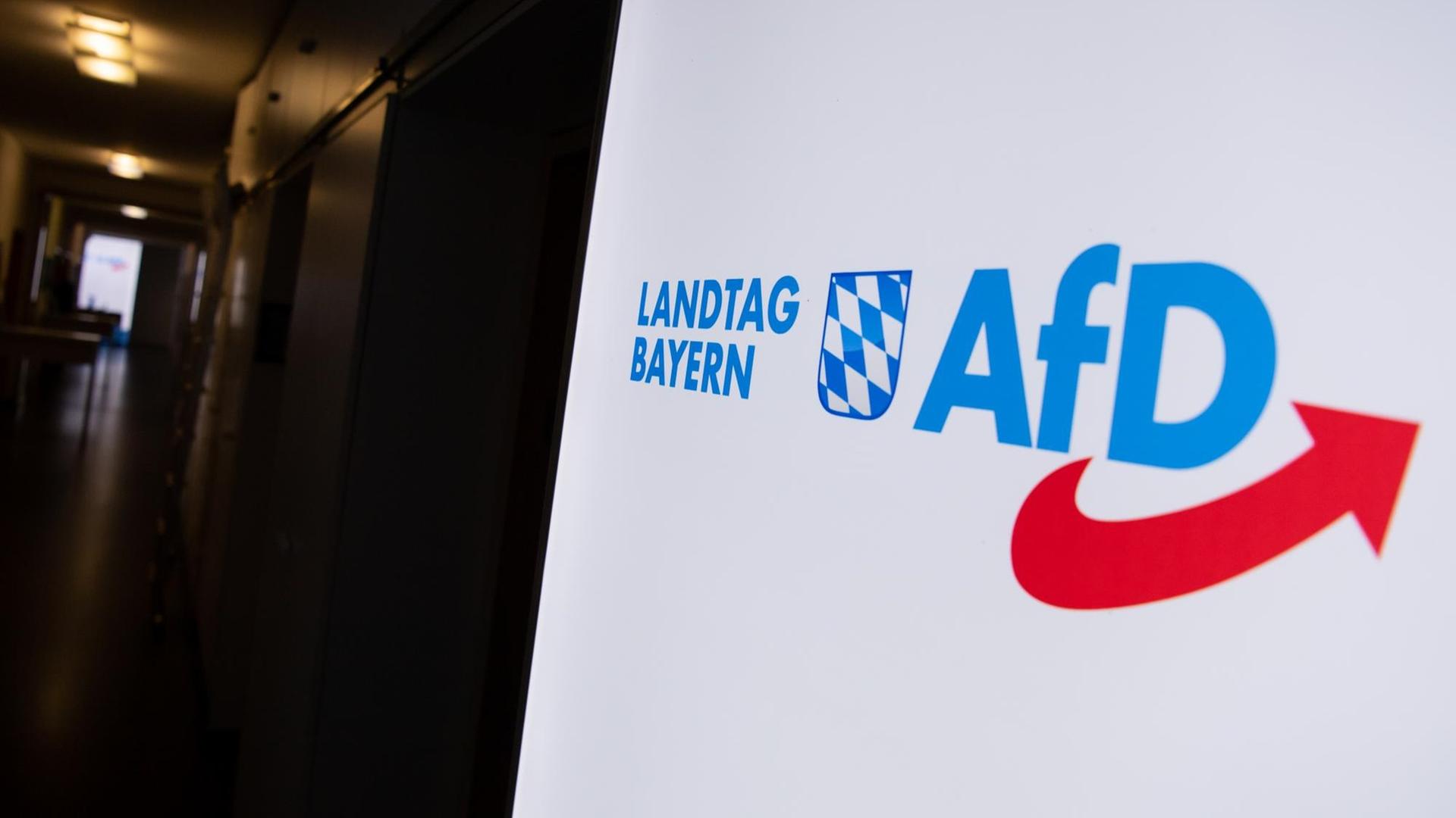 Bayern, München: Das Logo der AfD hängt in einem Flur des bayerischen Landtags.