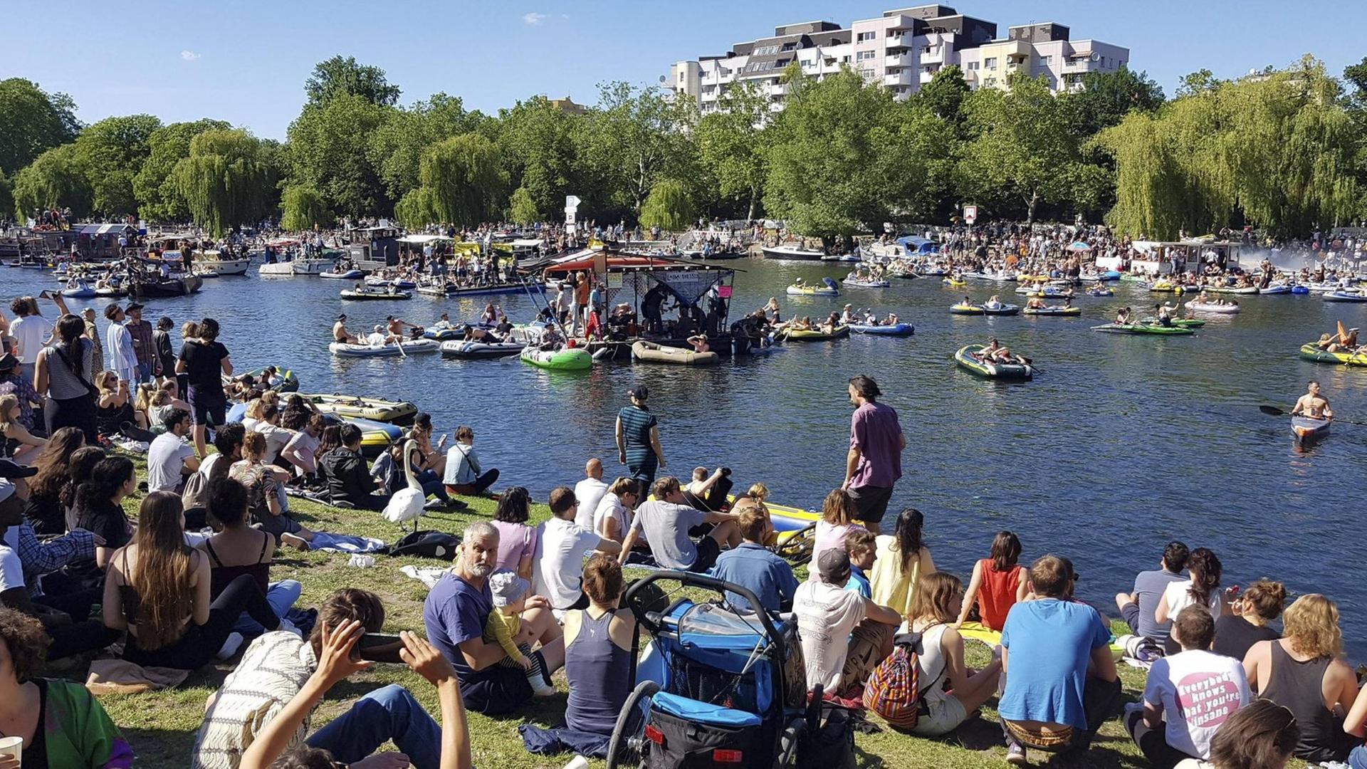 Am Berliner Landwehrkanal versammeln sich bei Sonnenschein ca. 1500 Menschen auf Booten und am Ufer um in Zeiten der Coronapandemie mit Musik und Partystimmung für die Rettung der Clubszene zu demonstrieren.