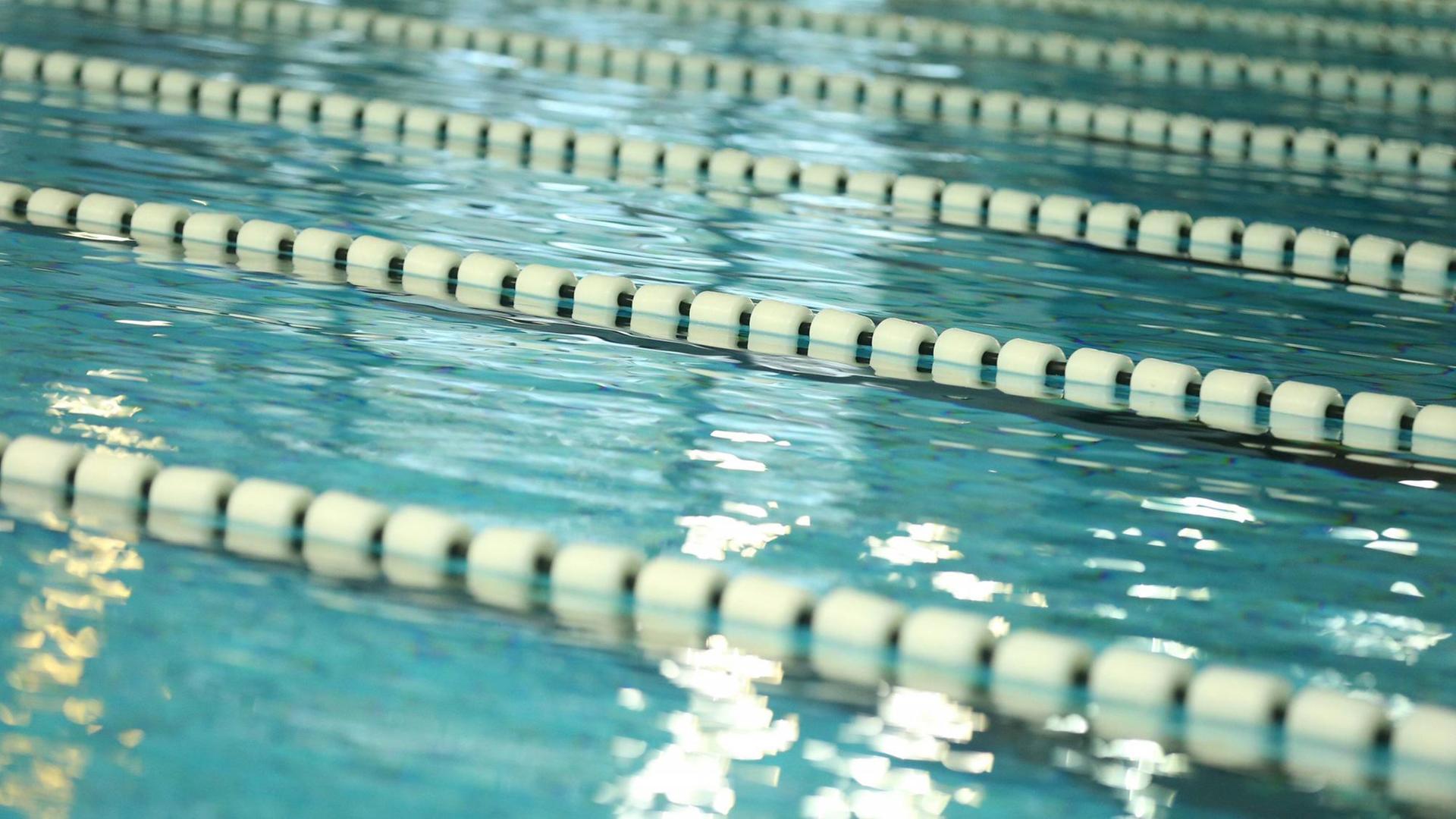 Ein Schwimmbecken mit weiß-schwarzen Bojenketten, die die einzelnen Bahnen voneinander abtrennen