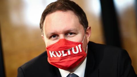 Carsten Brosda (SPD), Senator für Kultur und Medien in Hamburg, trägt einen Mundschutz mit der Aufschrift "Kultur" nach seiner Vereidigung wärend einer Sitzung der Bürgerschaft im Großen Festsaal im Rathaus. 108 Tage nach der Bürgerschaftswahl haben die Abgeordneten einen neuen Bürgermeister gewält und einen neuen Senat, dem elf Senatorinnen und Senatoren angehören - vier Frauen und acht Männer.