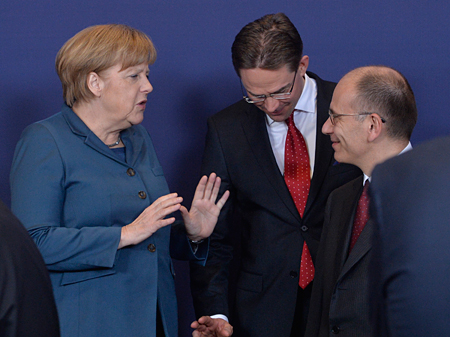 Bundeskanzlerin Merkel beim EU-Gipfel in Brüssel im Gespräch mit dem finnischen Premierminister Jyrki Katainen und Italiens Ministerpräsident Enrico Letta.
