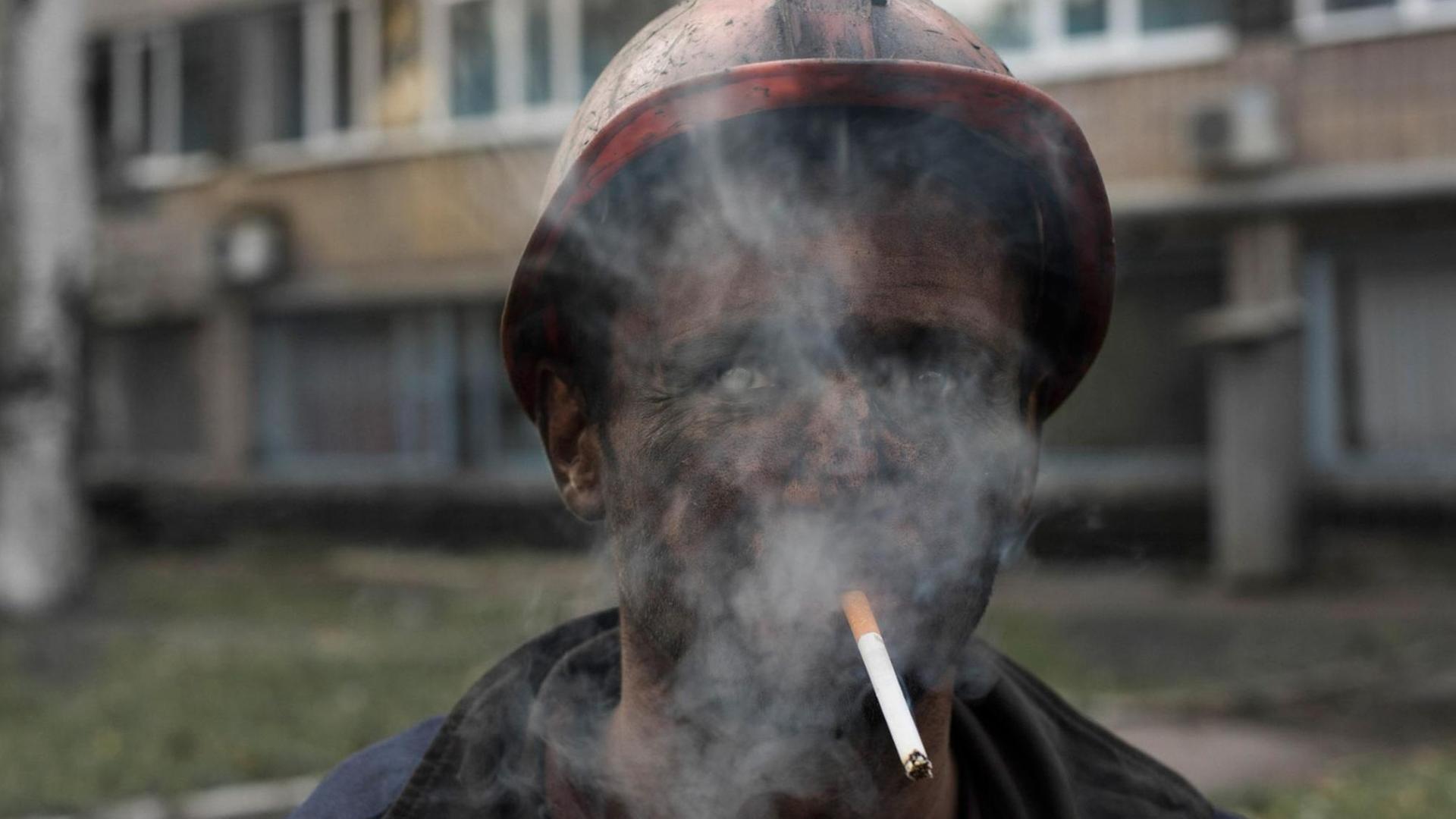 Ein rauchender Kohlearbeiter in der Ukraine