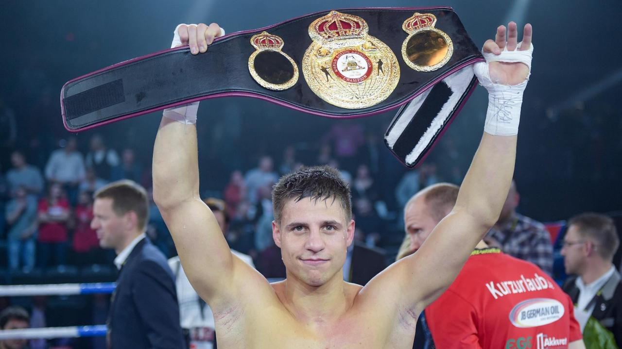 24.03.2018, Hamburg: Boxen: Profis - WBA WM Super Mittelgewicht. Der Berliner Boxer Tyron Zeuge feiert seinen Sieg.