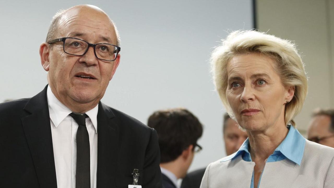 Jean-Yves Le Drian und Ursula von der Leyen bei einem Treffen der Verteidigungsminister der NATO in Brüssel