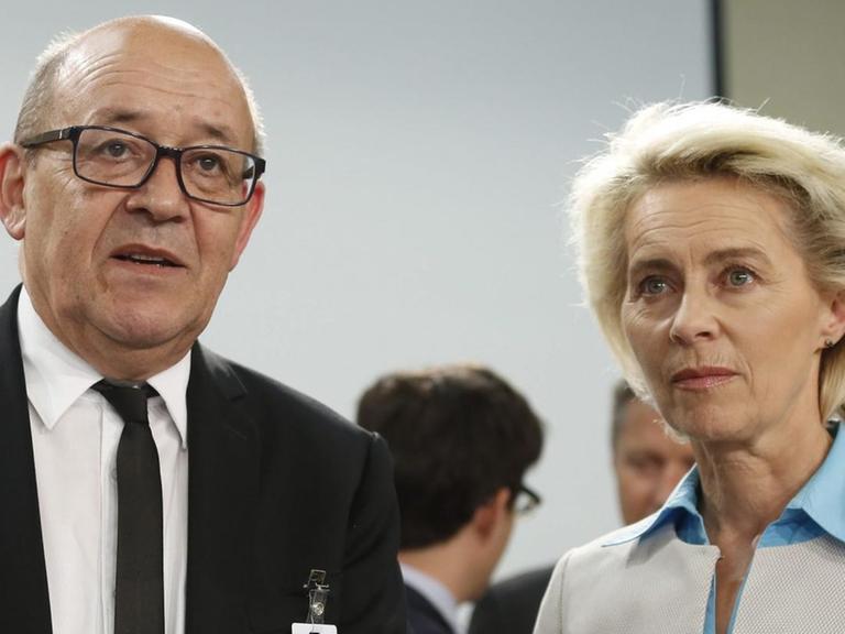 Jean-Yves Le Drian und Ursula von der Leyen bei einem Treffen der Verteidigungsminister der NATO in Brüssel