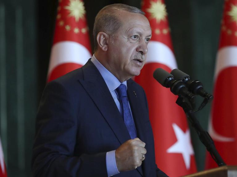 Der türkische Präsident Erdogan hält in Ankara eine Rede, im Hintegrrund sind türkische Flaggen zu sehen