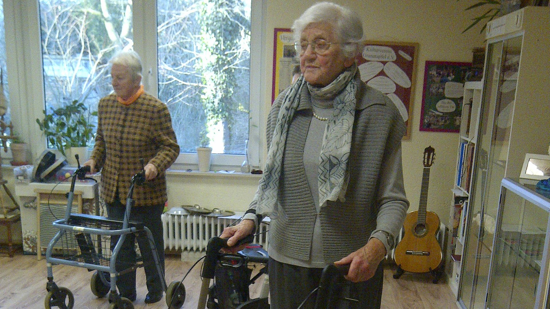 Seniorinnen beim Rollator-Tanzkurs