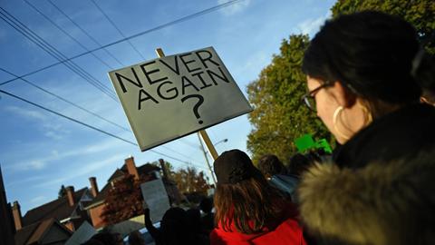 Menschen protestieren vor der Ankunft von US-Präsident Donald Trump in Pittsburgh, Pennsylvania.