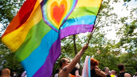 Ein Teilnehmer der «CSD Berlin Pride» trägt eine Regenbogenfarbene Flagge mit einem Herz.