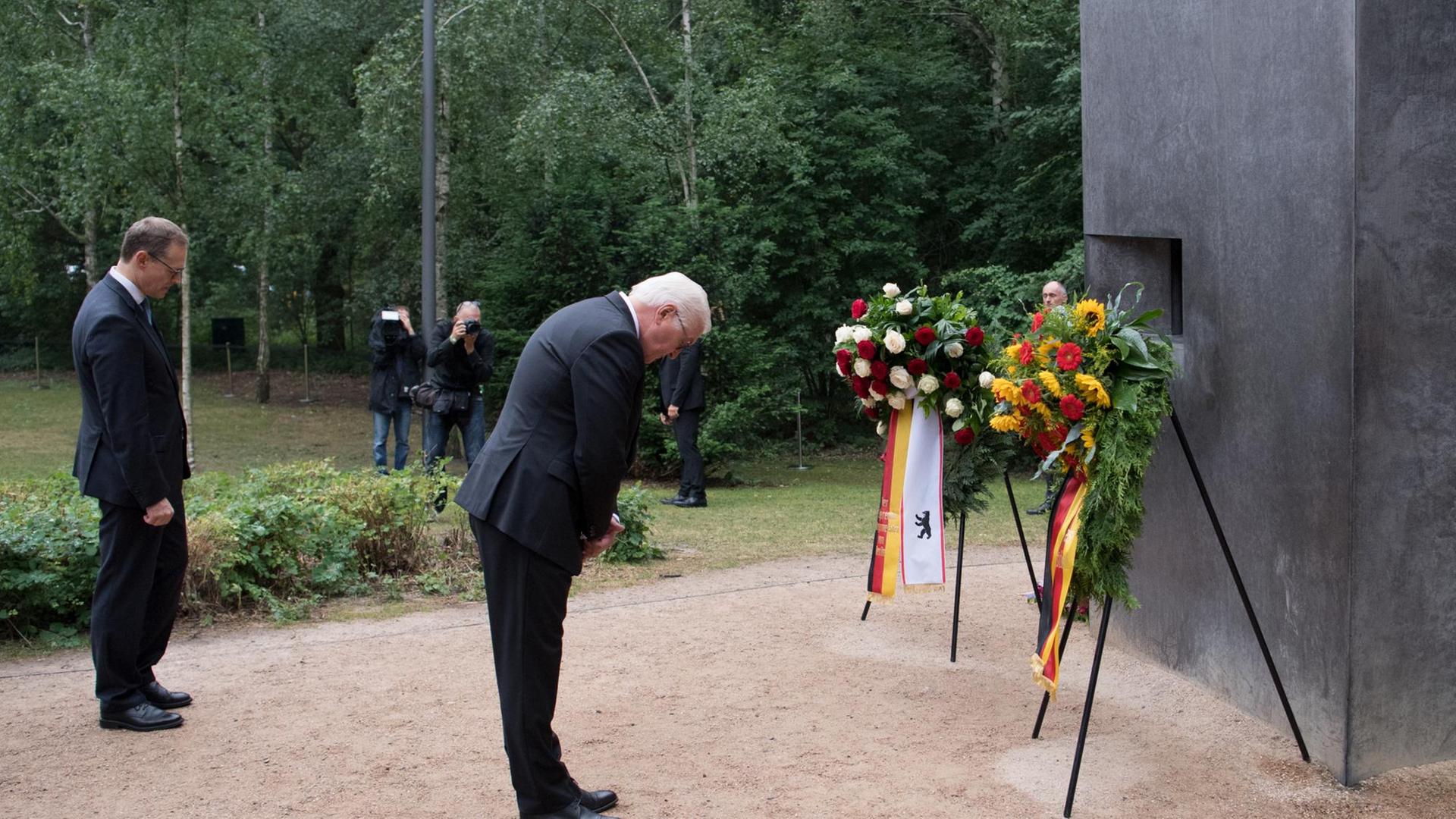 Frank-Walter Steinmeier (r) verneigt sich vor dem Denkmal