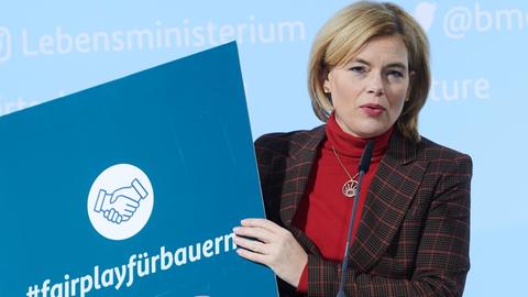 Frau mit einem Schild