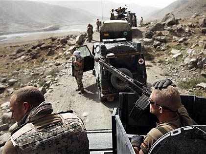 ISAF-Soldaten der Bundeswehr patrouillieren in der Nähe von Feisabad, in Nordafghanistan.