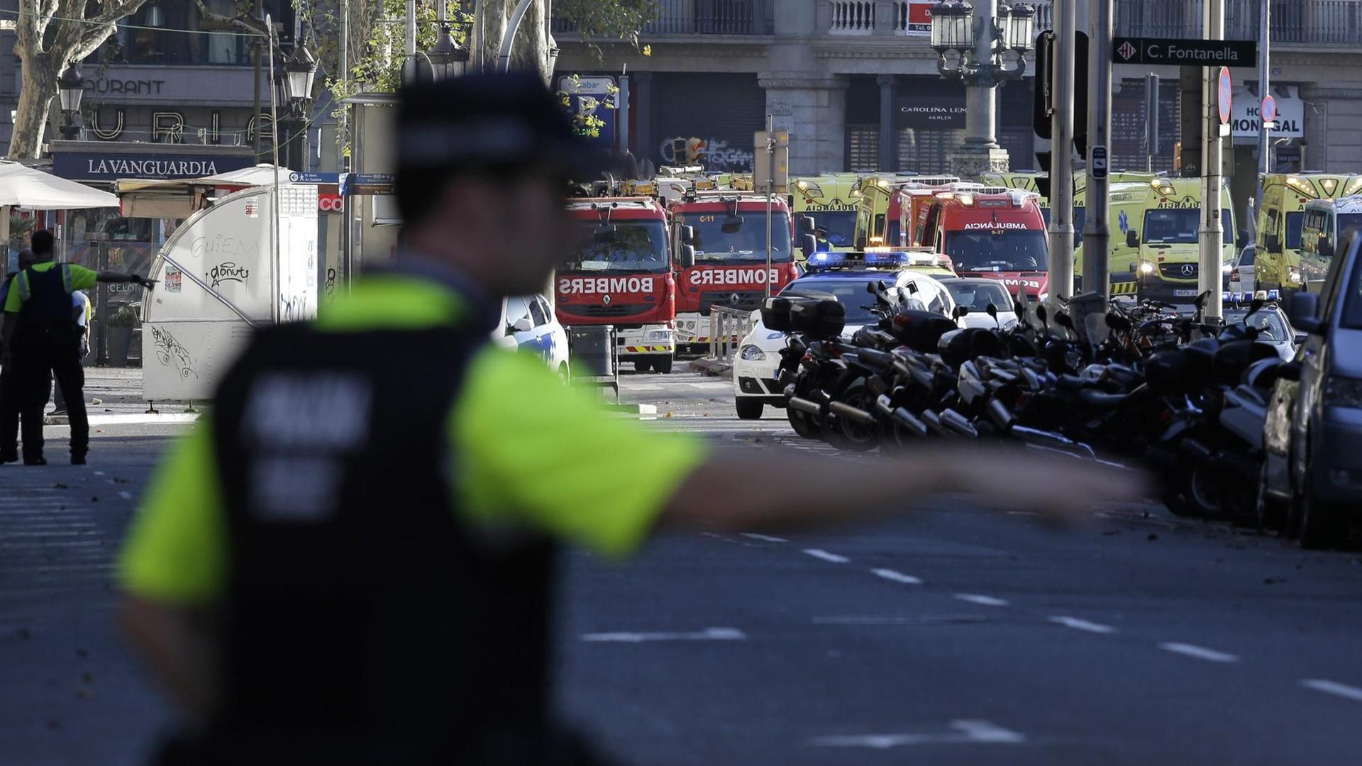 Zu sehen ist ein Polizist am 17.8.2017 in Barcelona in der Nähe des Anschlagsorts.