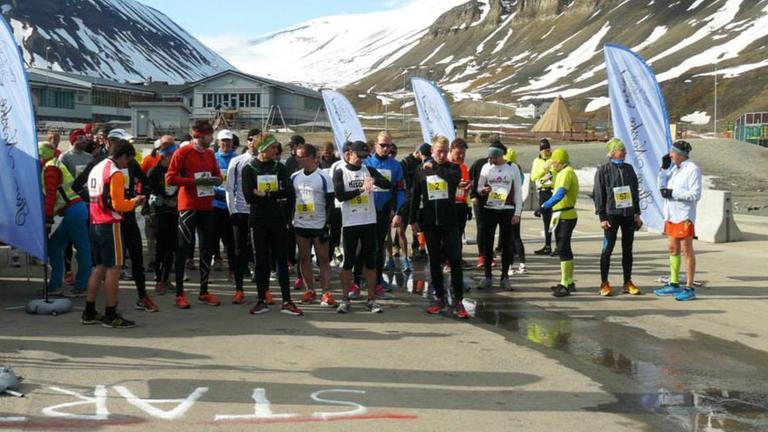 Start der Marathonläufer 2014 in Spitzbergen