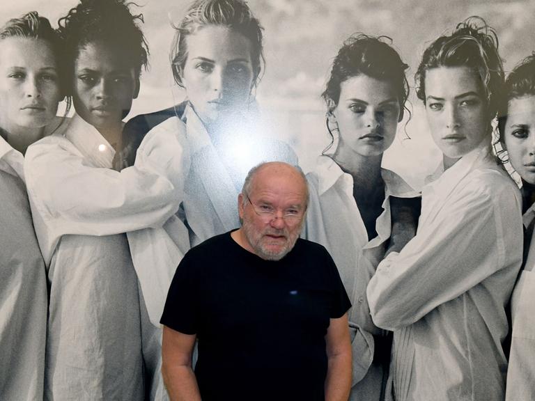 Der Fotograf Peter Lindbergh steht am 11.04.2017 in München (Bayern) in der Ausstellung "Peter Lindbergh - From Fashion to Reality" (13.04.-27.08.2017) vor seinem Foto "White Shirts (Class of '88)" in der Hypo Kunsthalle.