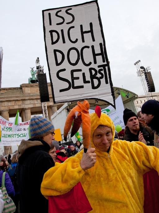 Ein als Huhn verkleideter Demonstrant protestiert am in Berlin vor dem Brandenburger Tor gegen die Agrarindustrie.