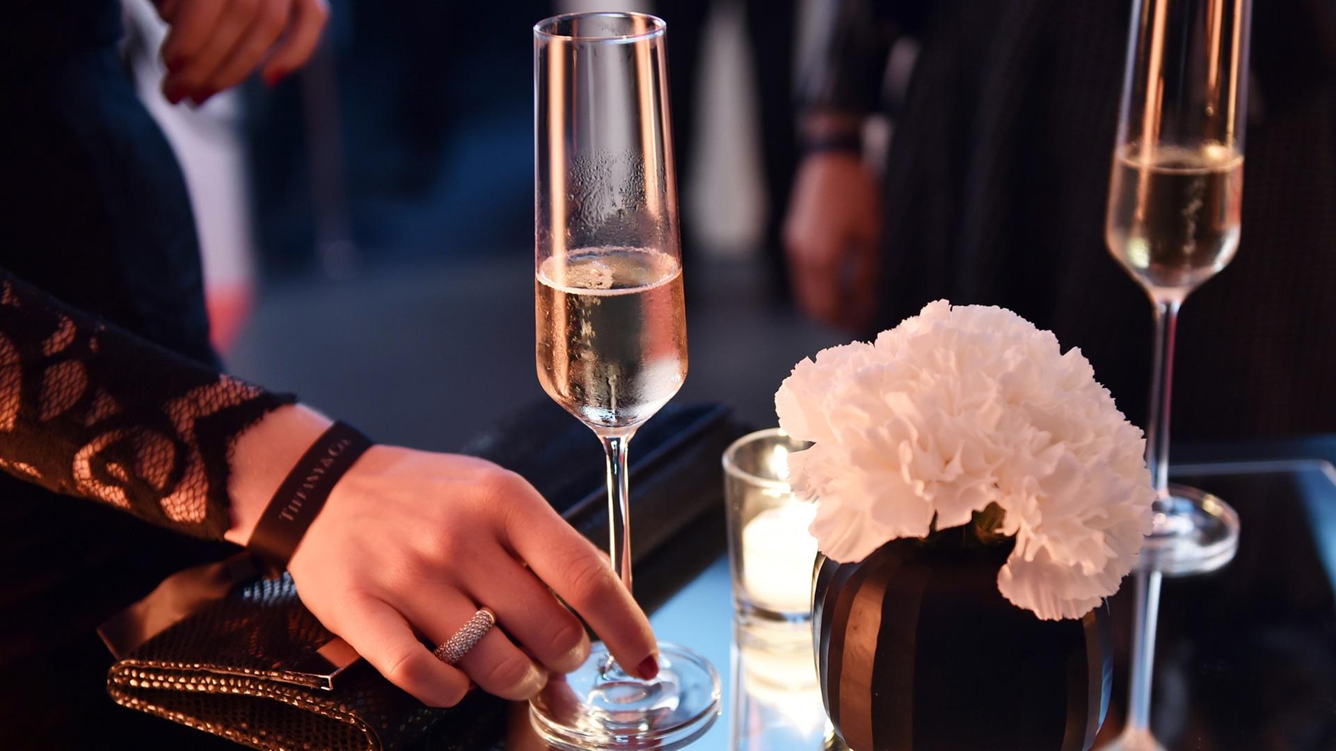 Zwei Champagnergläser stehen auf einem Tisch.
