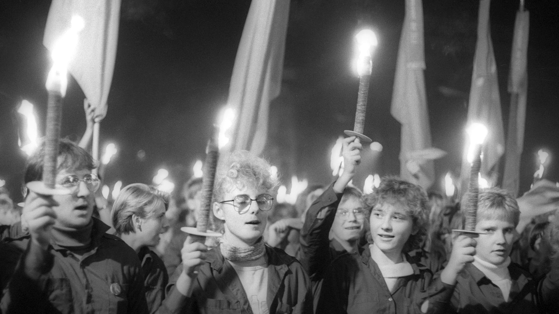 Fackelzug des DDR-Jugendverbandes FDJ (Freie Deutsche Jugend) am Vorabend des 40. Jahrestages der DDR in Berlin Unter den Linden, aufgenommen am 6. Oktober 1989.