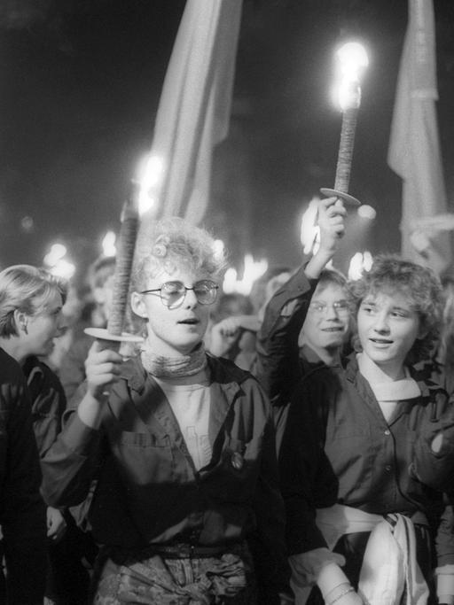 Fackelzug des DDR-Jugendverbandes FDJ (Freie Deutsche Jugend) am Vorabend des 40. Jahrestages der DDR in Berlin Unter den Linden, aufgenommen am 6. Oktober 1989.