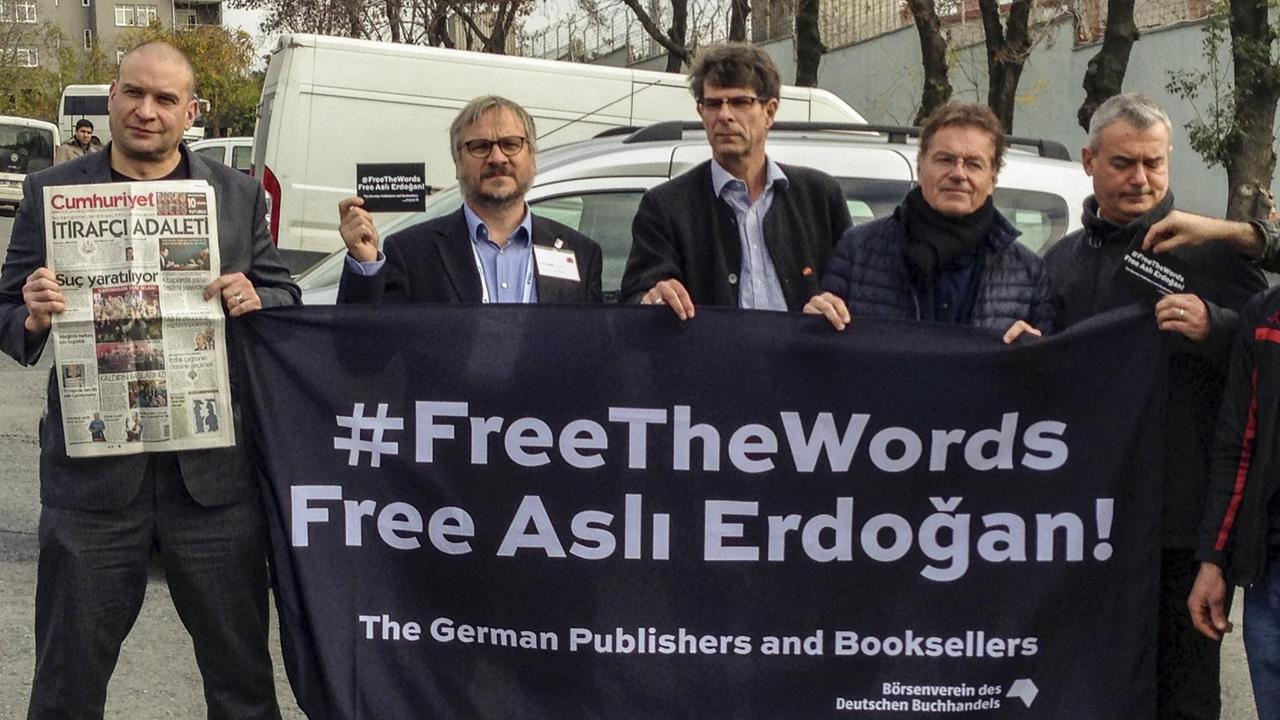 Unterstützung für die bekannte türkische Schrifstellerin Aslı Erdoğan - der Börsenverein des Deutschen Buchhandels demonstriert 2016 mit #FreeTheWords vor dem Istanbuler Frauengefängnis Bakırköy.