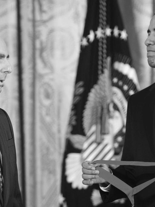 2. März 2011: US-Präsident Barack Obama verleiht dem Autor Philip Roth die 2010 National Medal of Humanities Medal