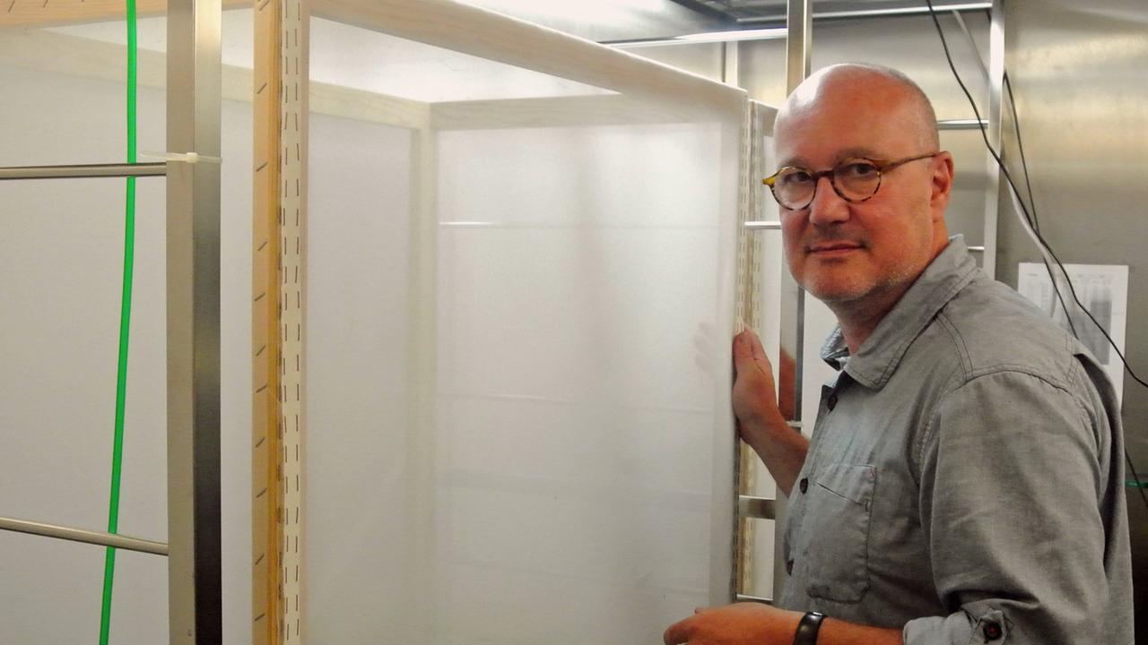 Markus Pfenninger steht im Keller des Senckenberg-Instituts in Frankfurt am Main vor dem Mesokosmos mit Mücken.