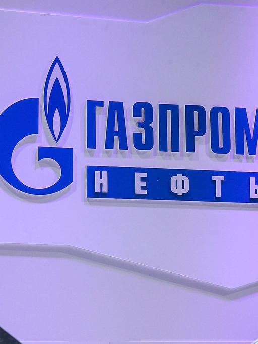 Das Logo der russischen Ölfirma Gazprom Neft an einem Messestand in Moskau.