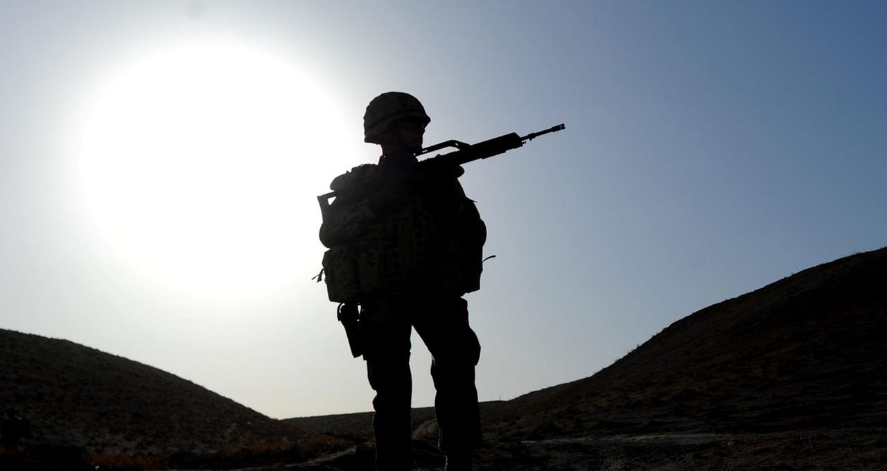 Ein Bundeswehrsoldat patrouilliert zu Fuß mit einem G36 in der Nähe von Charrah Darreh nahe Kundus in Afghanistan.