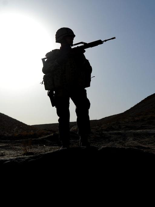 Ein Bundeswehrsoldat patrouilliert zu Fuß mit einem G36 am 18.08.2011 in der Nähe von Charrah Darreh nahe Kundus in Afghanistan.