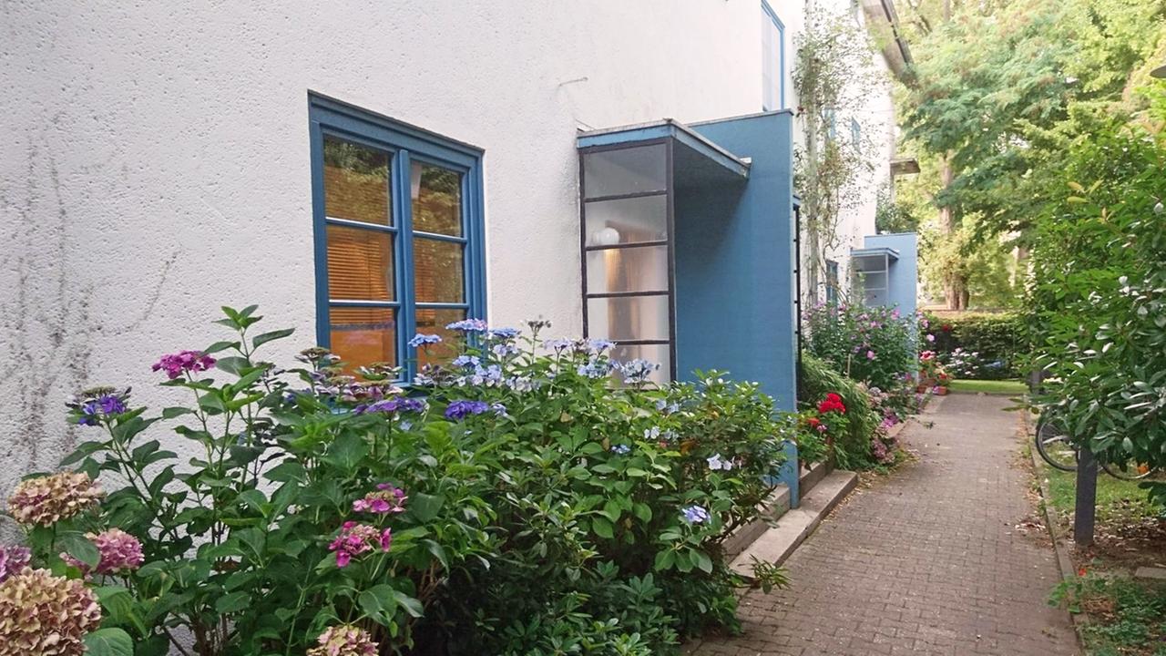 Hauseingang mit blauen Tür- und Fensterahmen in der Ernst May Siedlung Höhenblick in Frankfurt