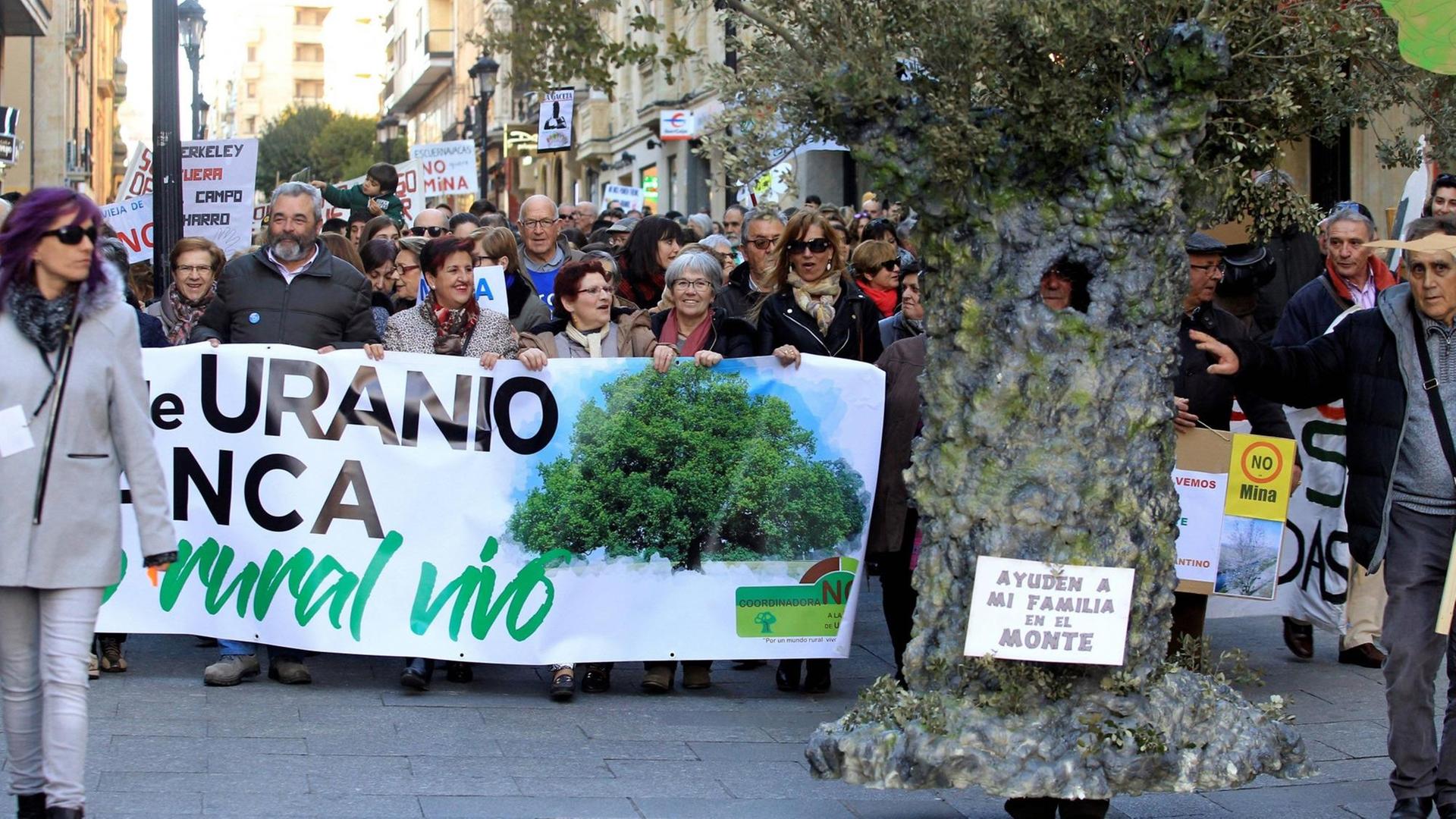 Mehr als 3.000 Demonstranten gegen die Uran-Mine in Salamanca, Spanien