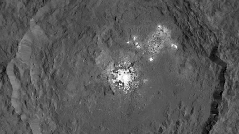 Eine Aufnahme der NASA-Raumsonde "Dawn" zeigt den Krater Occator auf dem Zwerplaneten "Ceres", dessen heller Fleck die Wissenschaftler beschäftigt. 