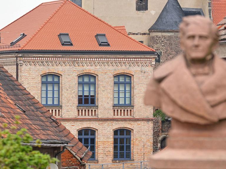 Eine Büste des Komponisten Carl Loewe vor dem gleichnamigen Museum in Löbejün