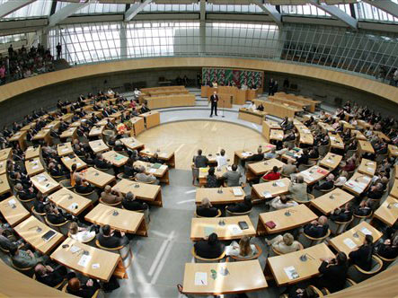 Der neue Ministerpräsident von NRW, Jürgen Rüttgers (CDU) spricht nach seiner Wahl im Landtag in Düsseldorf.