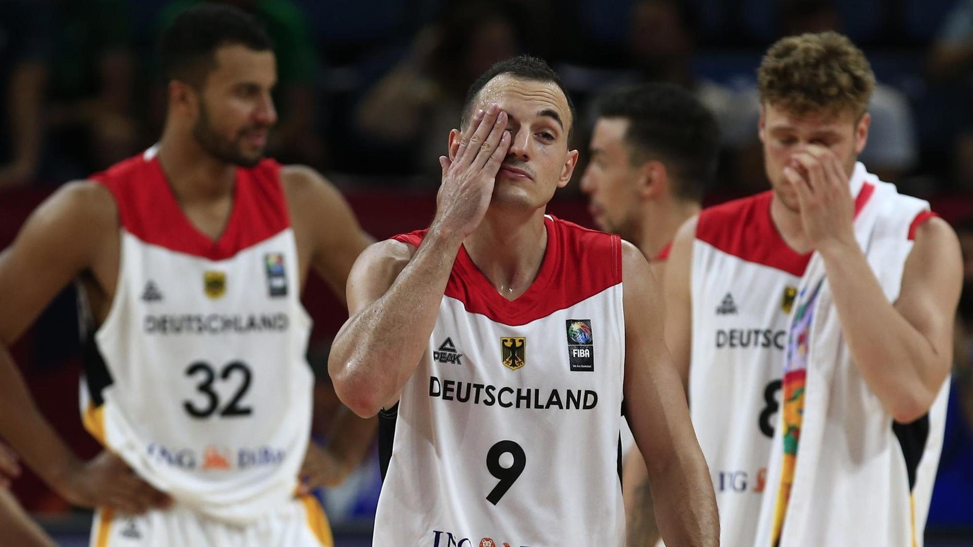 Das Bild zeigt drei Spieler der deutschen Basket-Ball-Mannschaft.