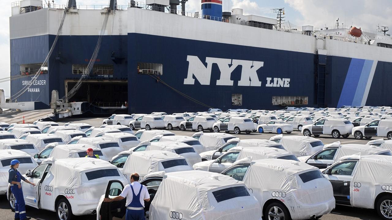 Neufahrzeuge von Audi werden auf dem VW-Autoterminal in Emden auf einen Autotransporter verladen.